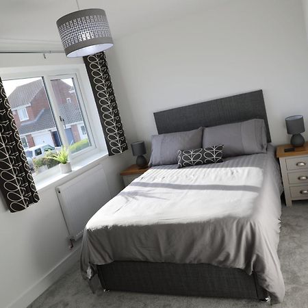 Modern, Two Double Bedroom House With Free Parking Chepstow Exteriör bild
